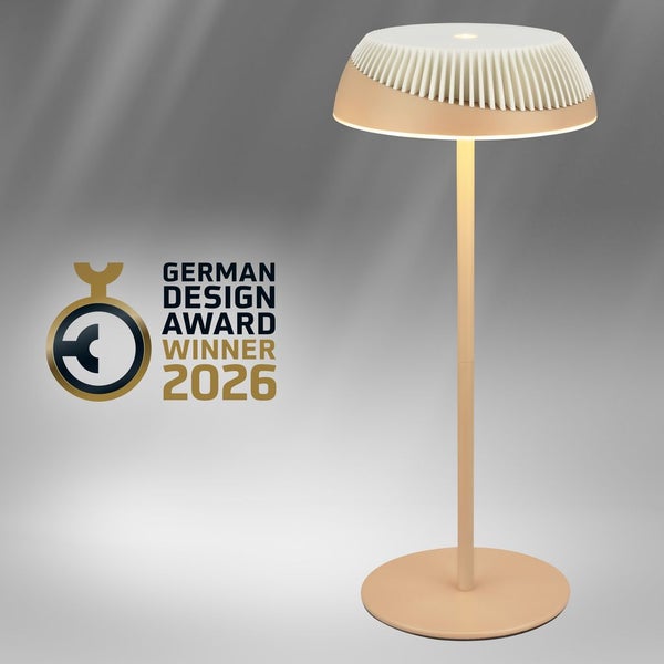 Moderne Stehleuchte mit rundem Standfuß und dekorativ strukturiertem Schirm, inklusive Auszeichnung German Design Award Winner 2026.