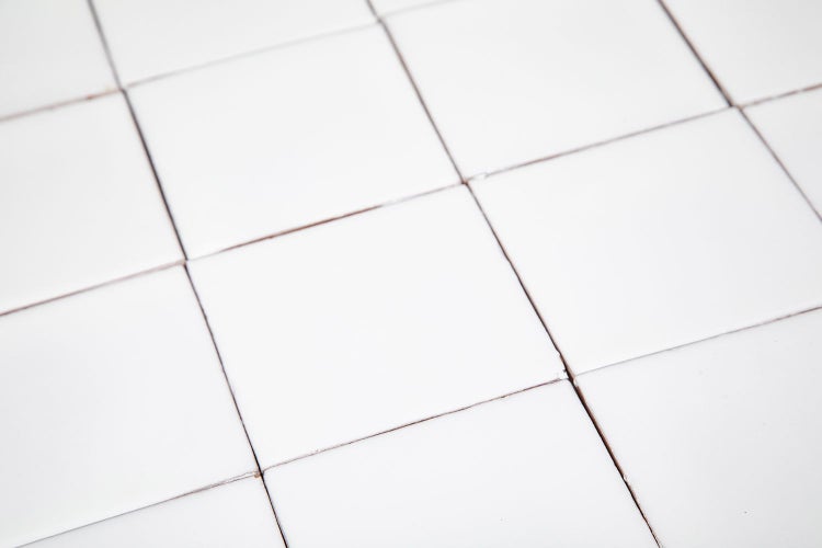 Quadratische Bodenfliesen aus Keramik