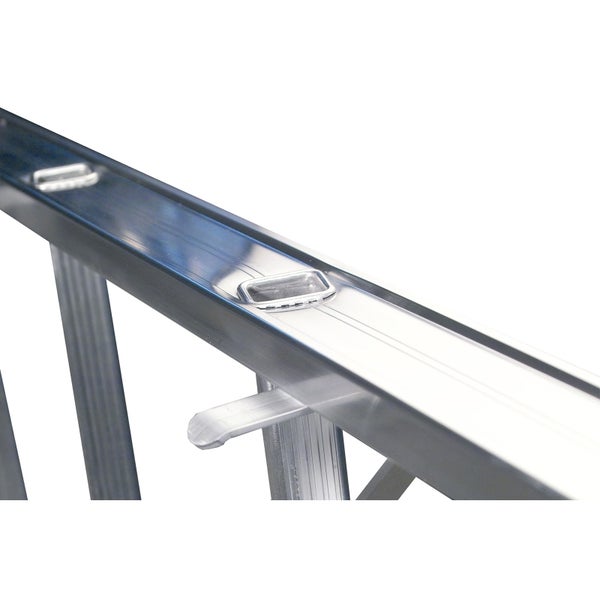 Detailansicht eines Aluminiumleiters Holms mit Stufenverbindung
