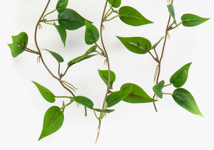 Künstliche Pflanze mit violetten Blütenständen und grünen Stielen.