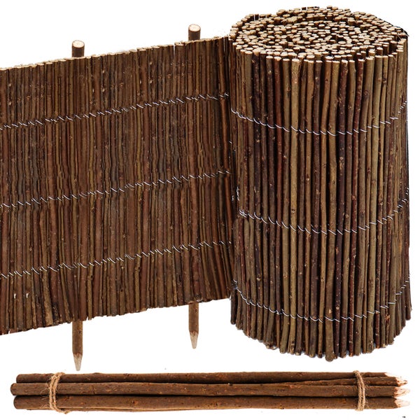 Weidenzaun-Rollmatte aus Naturweide mit Drahtbindung und angespitzten Holzpfählen.