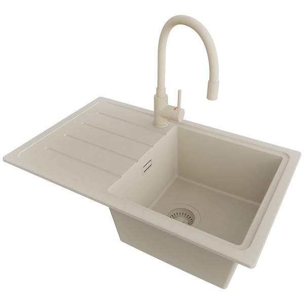 Spüle aus Granit mit Abtropffläche und Armatur