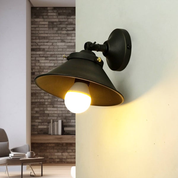 Wandleuchte im Innenraum mit Lampenschirm und Befestigung an der Wand