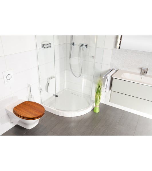 Modernes Badezimmer mit wandhängendem WC mit Holzdeckel, einer Eckdusche aus Glas und einem weißen Waschtischunterschrank auf grauen Fliesen.