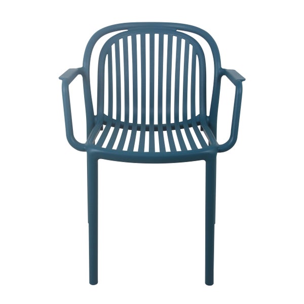Blauer Gartenstuhl aus Kunststoff mit Armlehnen und Lattenoptik.