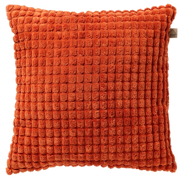 Quadratisches Zierkissen von Dutch Decor mit strukturierter Noppen-Oberfläche in Orange.