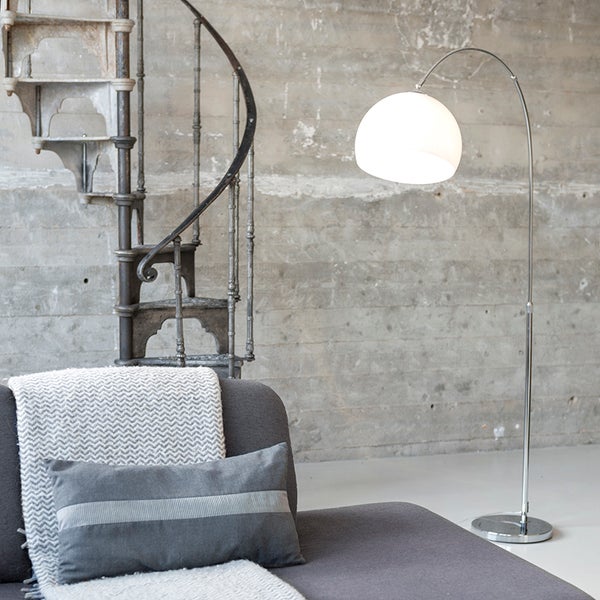 Szene mit Stehlampe, Sofa und Wendeltreppe