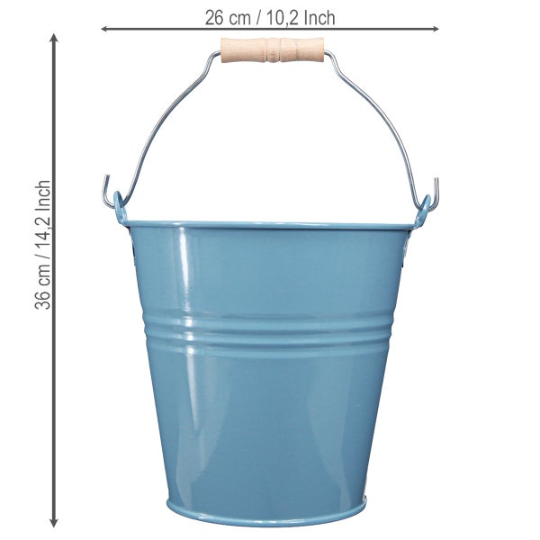 Metalleimer in Blau mit Holzgriff, Höhe 36 Zentimeter und Durchmesser 26 Zentimeter.
