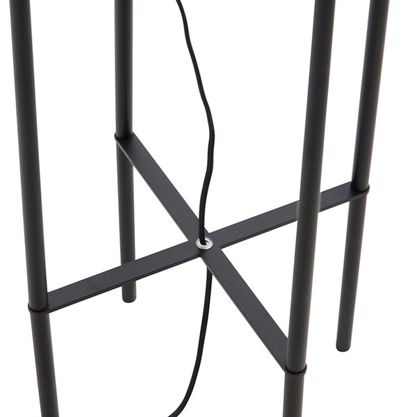 Detailaufnahme des Metallfußes einer Stehlampe mit Kabel