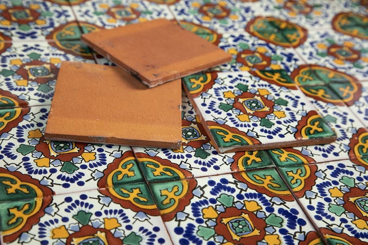 Fliesen mit Ornamentmuster und zwei unglasierte Fliesen
