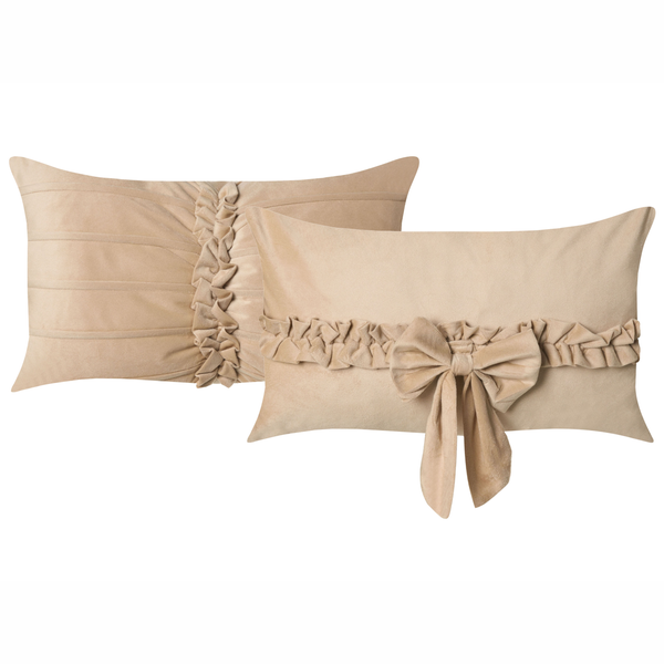 Zwei dekorative Zierkissen mit Rüschen und Schleife
