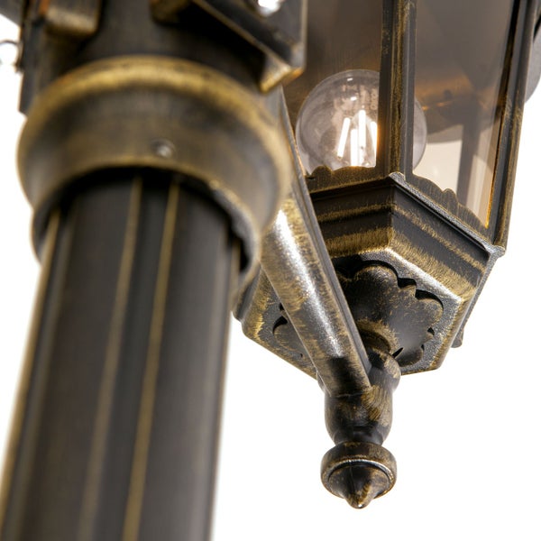 Außenleuchte im Laternen-Stil mit antikem Bronze-Finish, Glaseinsätzen und sichtbarem Filament-Leuchtmittel.