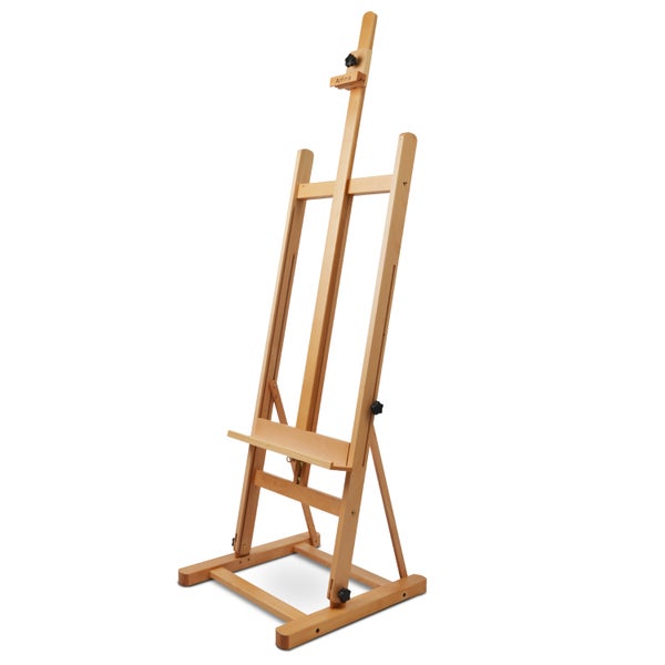 Eine dreibeinige Atelier-Staffelei aus Holz von Artina mit verstellbarer Bildauflage für Malerei und Präsentationen.