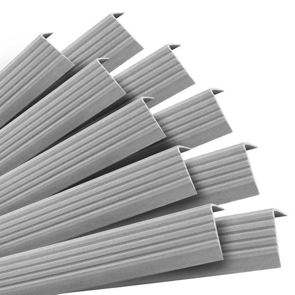 Mehrere Treppenkantenprofile aus Metall