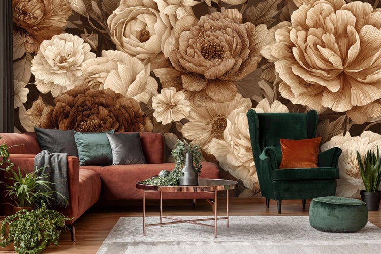 Wohnzimmer mit floraler Tapete, Sofa, Sessel, Hocker und Couchtisch