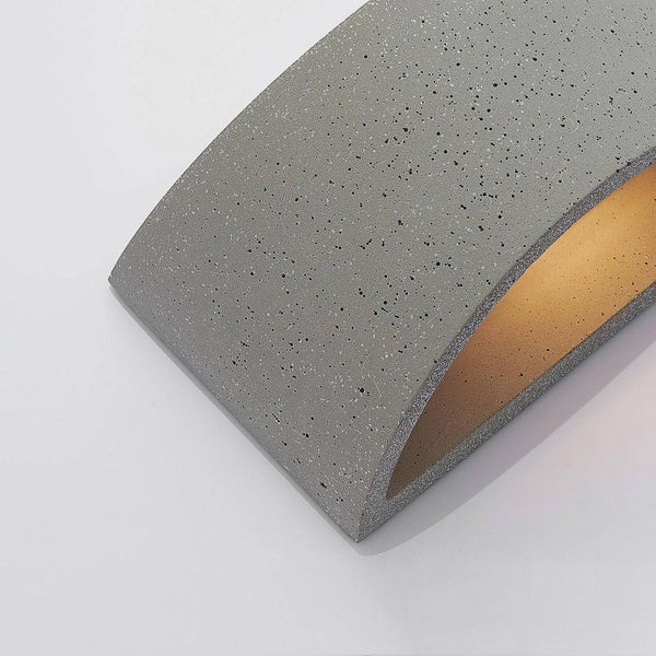 Wandleuchte in Betonoptik mit goldfarbenem Inneren, halbrunde Form, moderner Industriestil.