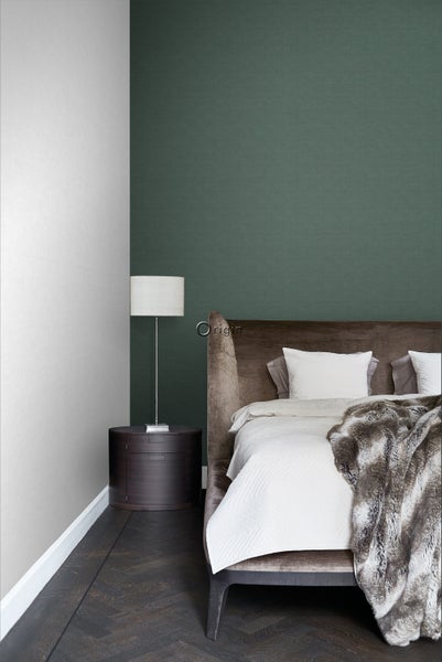 Schlafzimmerszene mit Bett, Nachttisch und Stehlampe