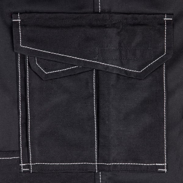 Cargotasche einer Arbeitshose mit kontrastierenden weißen Nähten und Taschenklappe.