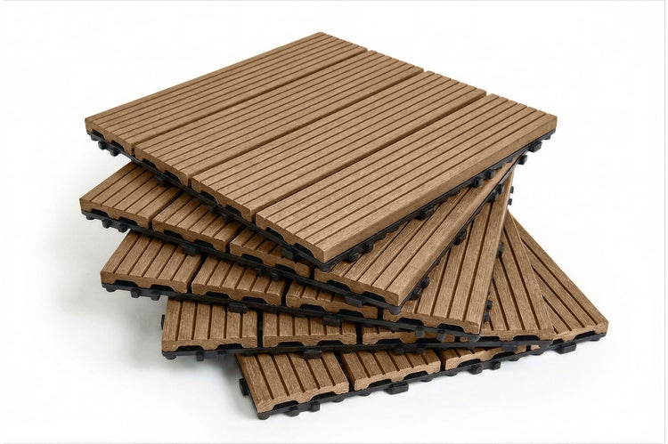 Stapel aus quadratischen WPC Klickfliesen mit Holzoptik für Terrassen und Balkone
