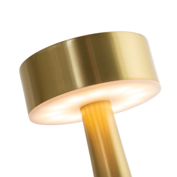 LED-Tischleuchte aus mattem Messing mit zylindrischem Schirm und warmweißem Licht.