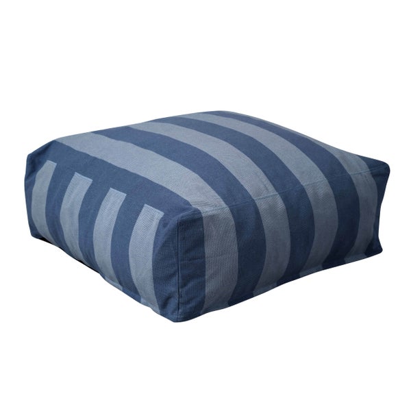 Quadratisches Bodenkissen mit blau und hellblau gestreiftem Textilmuster.