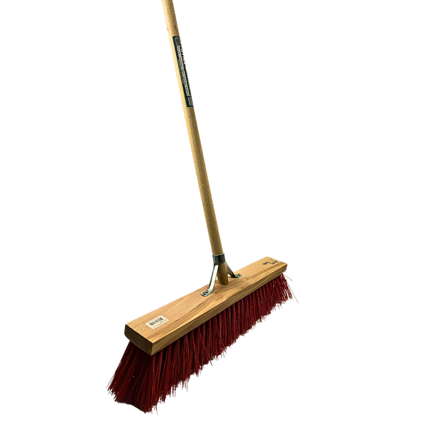 Straßenbesen mit Holzstiel und roten Kunststoffborsten.