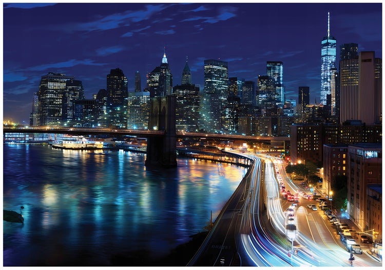Nachtaufnahme der New Yorker Skyline mit Brooklyn Bridge und Straßenverkehr
