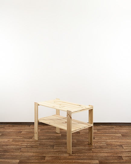 Holzregal mit zwei Ablagen