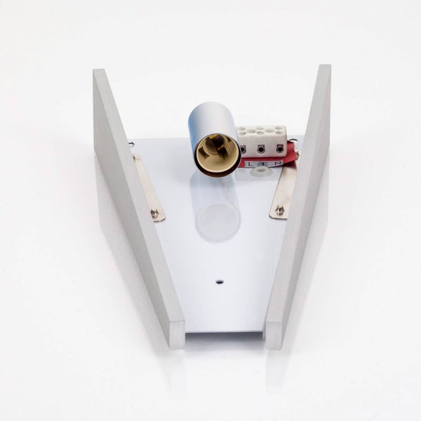 Innenansicht einer Wandleuchte mit Lampenfassung, Lüsterklemme und keilförmigem Metallgehäuse.