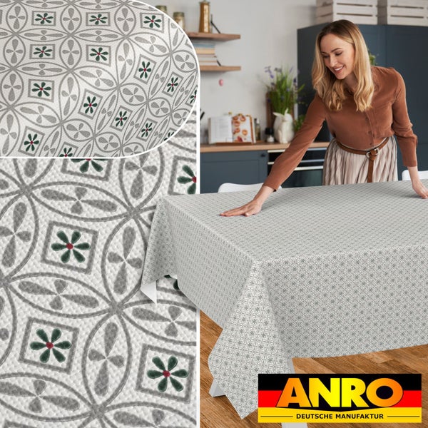 Tischdecke mit geometrischem Fliesenmuster und Blumen in einer Küche sowie Nahaufnahme der Struktur. ANRO Logo.
