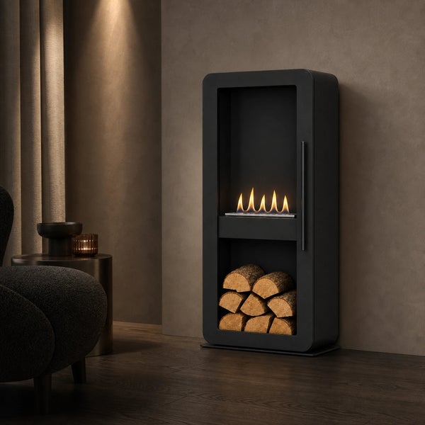 Moderner Ethanolkamin in einem stilvollen Wohnzimmer mit Holzablagefach und dekorativen Holzscheiten für eine gemütliche Atmosphäre.
