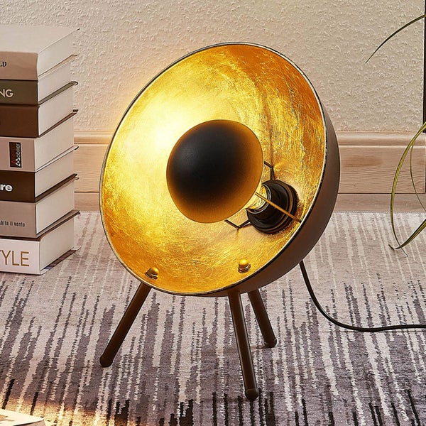 Tischleuchte mit drei Beinen und goldenem Reflektor