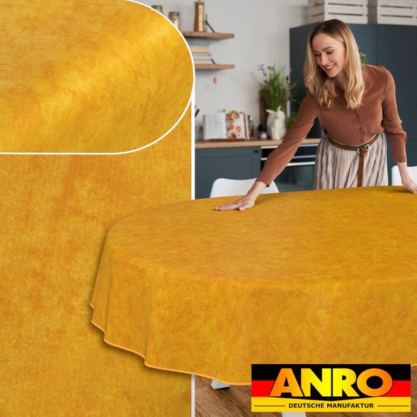 Gelbe, runde Wachstuch-Tischdecke mit Anro Deutsche Manufaktur Logo in einer Küchenszenen