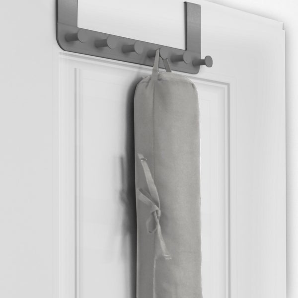 Türgarderobe mit Kleidersack an einer Tür