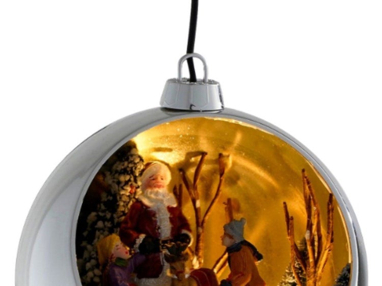 Weihnachtskugel zum Aufhängen mit beleuchteter Weihnachtsszene und Figuren von Weihnachtsmann und Kindern