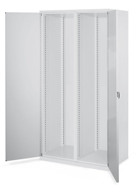 Weißer Flügeltürenschrank mit geöffneten Türen.