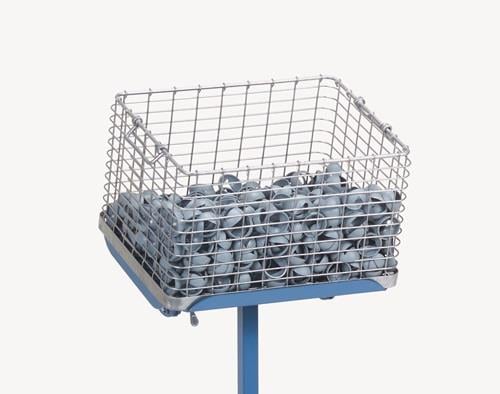 Drahtkorb auf Ständer gefüllt mit Schutzkappen