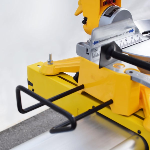 Detailansicht einer gelben Kapp- und Gehrungssäge