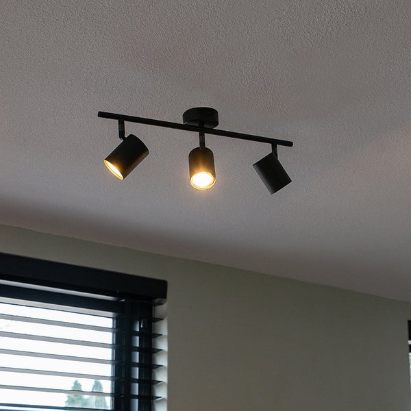 Deckenleuchte mit drei Strahlern an einer Schiene