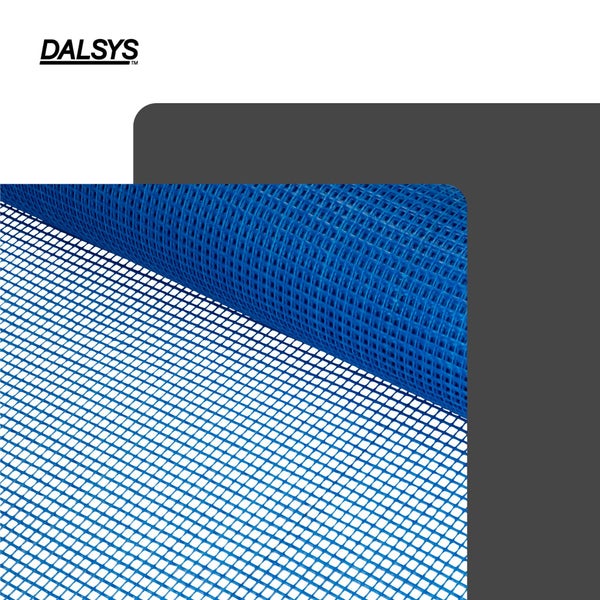 Dalsys Logo und blaues Glasfasergewebe zur Armierung auf einer Rolle.