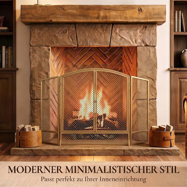 Ein rustikaler Steinkamin mit einem dreiteiligen Kaminschutzgitter aus Metall und brennendem Feuer, flankiert von zwei Holzaufbewahrungskörben.