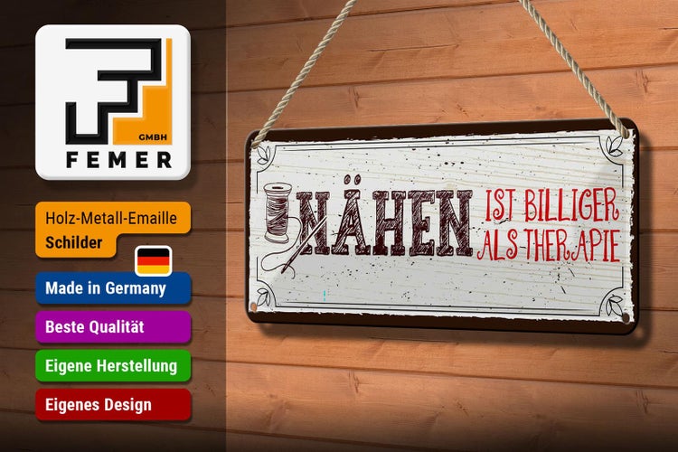 Zwei rot-silberne Leitbaken mit schwarzem Fuss