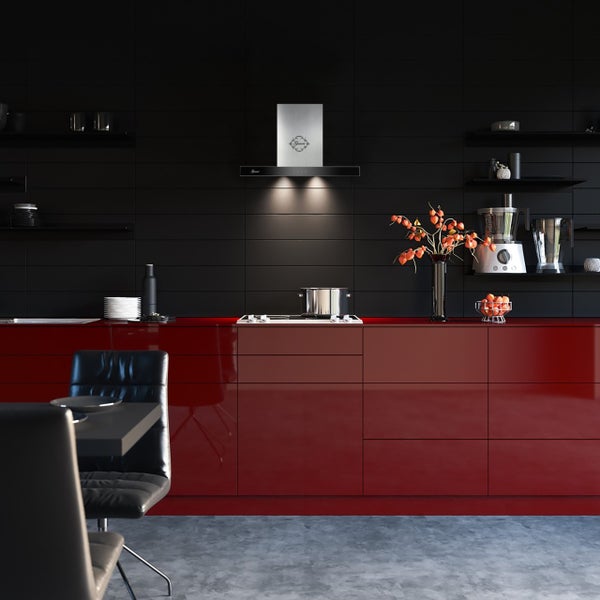 Moderne Küche mit roter Hochglanzfront, Wandhaube von Garari und dunkler Wandverkleidung.