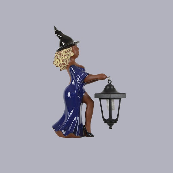 Dekofigur Hexe mit schwarzem Hut, blauem Kleid und Laterne aus Kunststein für den Garten.