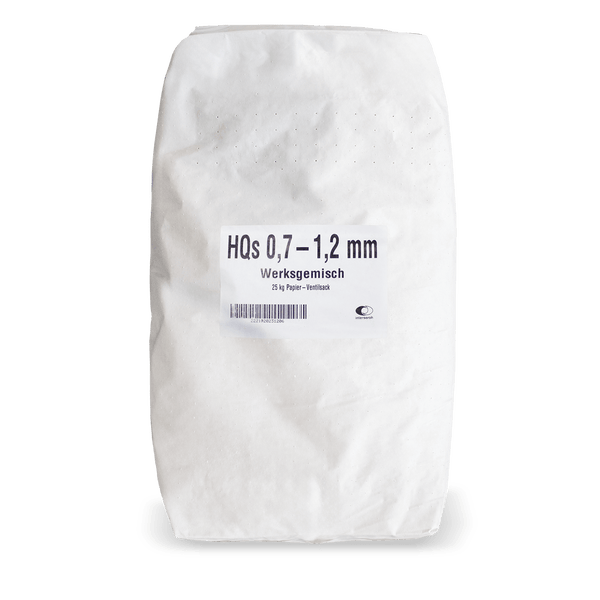 Papiersack Werksgemisch HQs, Körnung 0,7 bis 1,2 Millimeter, 25 Kilogramm, Interseroh Logo.