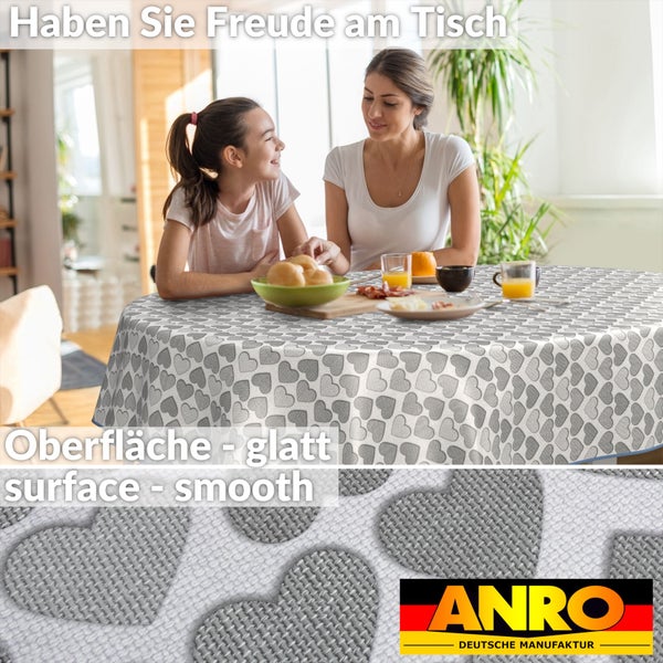 Tischdecke mit Herzmuster auf einem Tisch mit zwei Personen