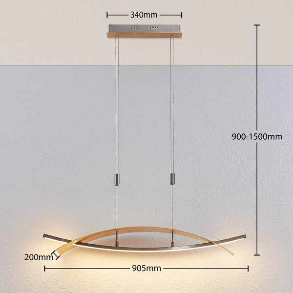 LED-Pendelleuchte im geschwungenen Design aus Metall und Holz mit Maßen: Höhe 900 bis 1500 Millimeter, Breite 905 Millimeter, Tiefe 200 Millimeter.