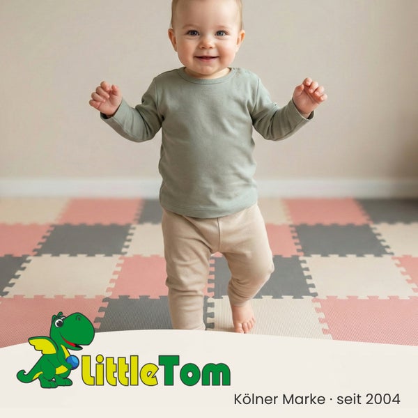 Kleinkind steht auf einer bunten LittleTom Puzzlematte aus ineinandergreifenden Schaumstoffelementen in einem hellen Raum. LittleTom Logo.