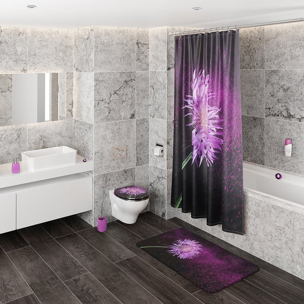 Modernes Badezimmer mit grauem Marmorfliesendesign, ausgestattet mit einem Duschvorhang, Toilettensitz und Badematte mit lila Blumenmotiv.