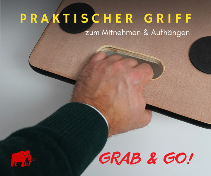 Hand hält ein Holzbrett an einem praktischen Griffloch zum Mitnehmen und Aufhängen, Mammoth Logo.
